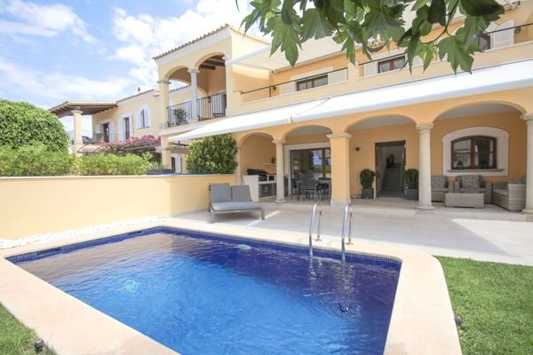 Vollständig saniertes Reihenhaus mit privatem Pool und Meerblick in Santa Ponsa