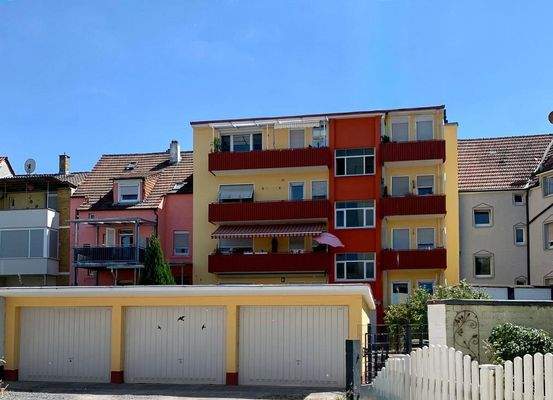 Rückansicht mit Garagen