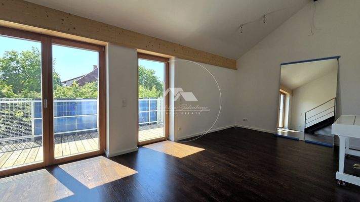 Wohnbereich mit Zugang zum Balkon