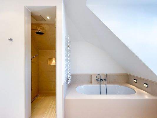 Dusche und Wanne