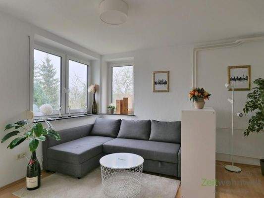 Sofa-Sitzecke am Fenster