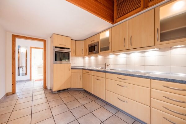 Geräumige Einbauküche im Erdgeschoss mit Zugang zur Terrasse