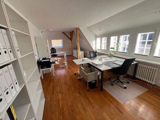 Büro mit 3 Arbeitsplätzen