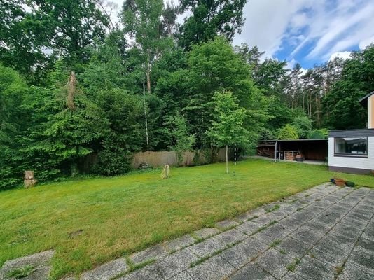 Terrasse, Garten, angr. Wald