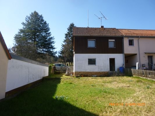 Haus   und Garten von hinten.