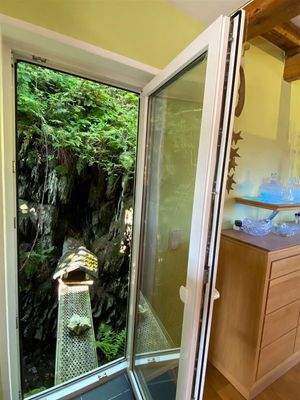 WE 1_2. OG_Blick auf Felswand