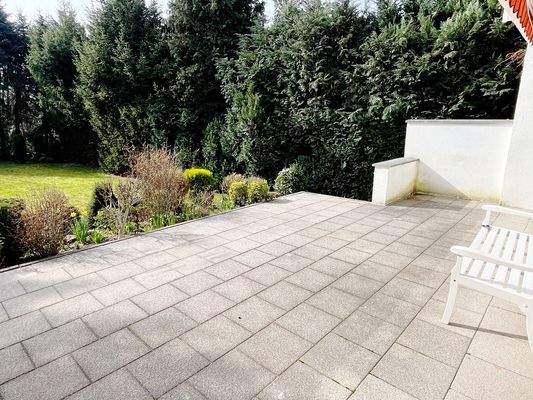 große Sonnenterrasse mit Markise.jpeg