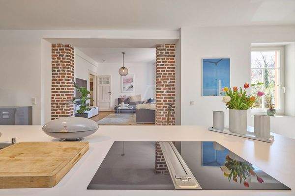 Küche mit Blick ins Wohnzimmer