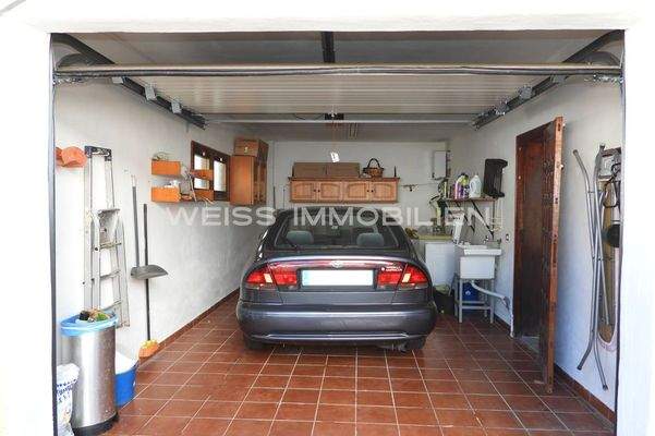 Großzügige Garage mit Zugang zum Haus