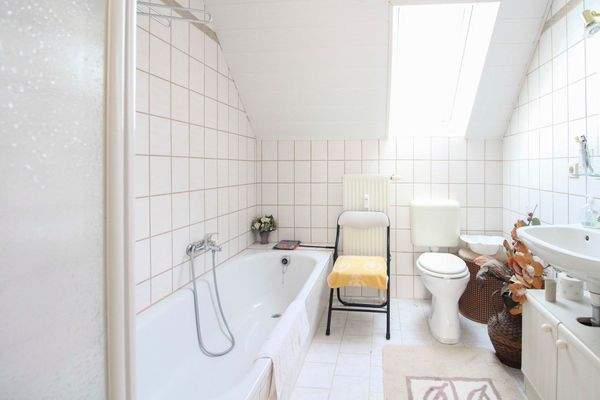 Bad mit Dusche und Badewanne