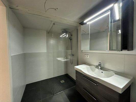 Bad mit ebenerdiger Dusche