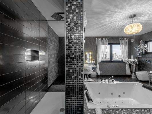 Masterbad DG mit Dusche und Whirlpool.jpg