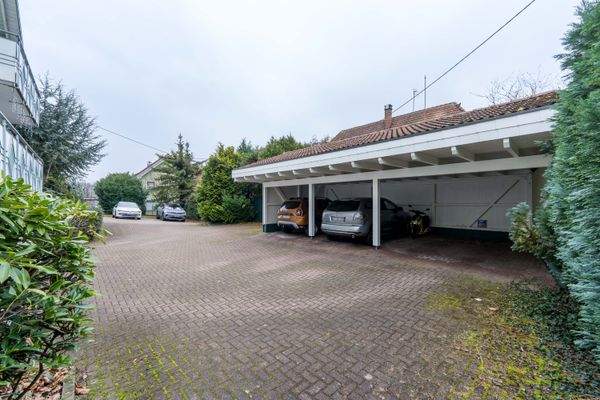 Carport und Innenhof