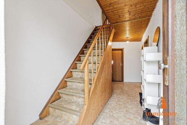 Treppenaufgang ins Obergeschoss im Altbau