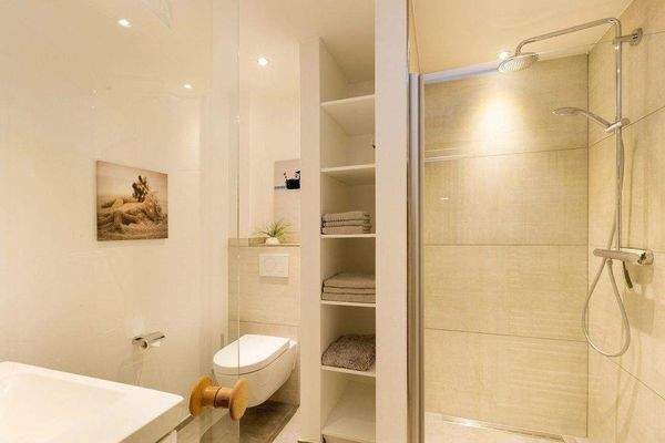 Badezimmer mit Sauna im Obergeschoss