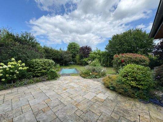 die große Terrasse mit Blick auf den Infinity Pool