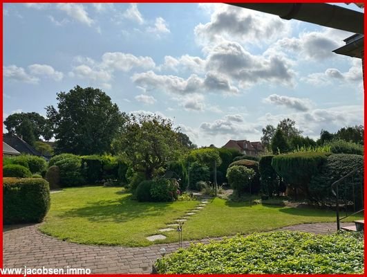 Sommerimpression - Blick von der Terrasse in den Garten