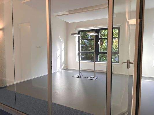 Büroraum mit Glaselementen