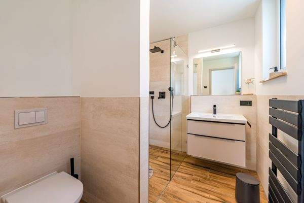 Das stilvolle Dusch-Badezimmer 