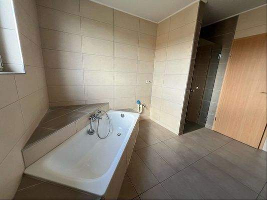 ... mit Wanne und Dusche