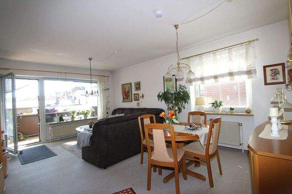 Das Wohnzimmer mit Zugang zum Südbalkon