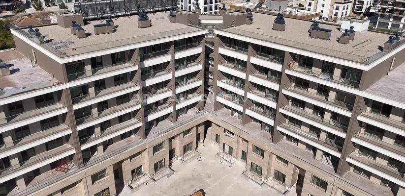 Elegant Flats in a Complex with a Pool in Antalya Altıntas