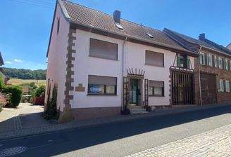 Straßenansicht mit 2 Eingängen
