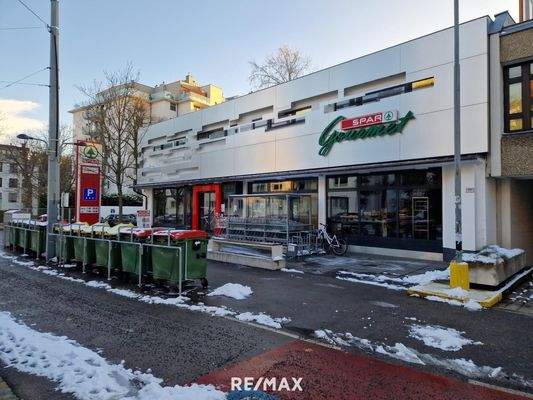 Gourmet Spar gegenüber