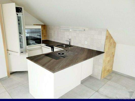 Essbereich mit moderner Einbauküche