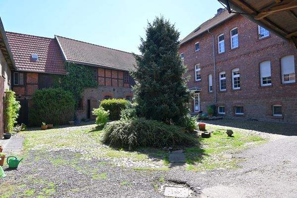 Hof mit Blick zum Wohnhaus.jpg
