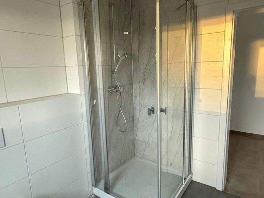 Bad mit Dusche Erdgeschoss (2).jpeg