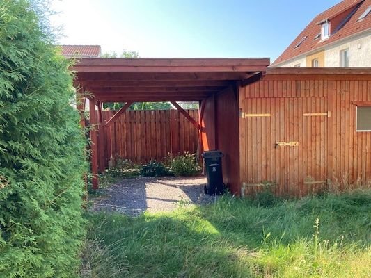 Carport mit Abstellschuppen