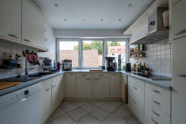 Küche mit Einbauküche