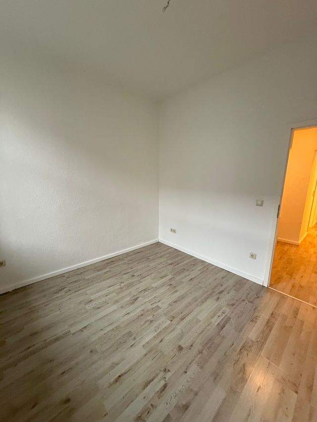 Schöne helle Erdgeschoss 2 Raum Wohnung mit Balkon und Einbauküche ab sofort zu vermieten - Photo 3