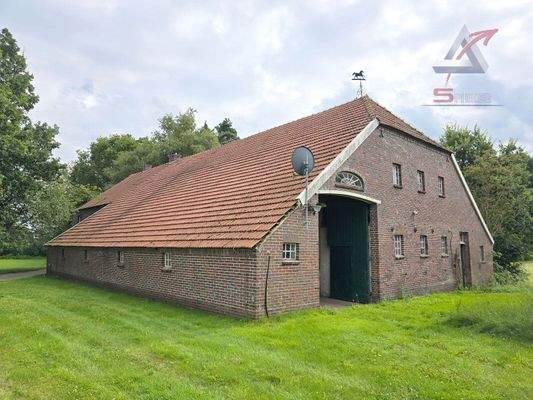 hintere Ansicht mit großem Dielentor