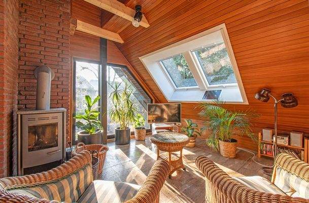 Wohnbereich im Obergeschoss mit Kamin und Dachfenster