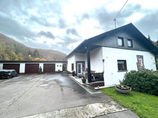 Vorderansicht Haus mit Garage