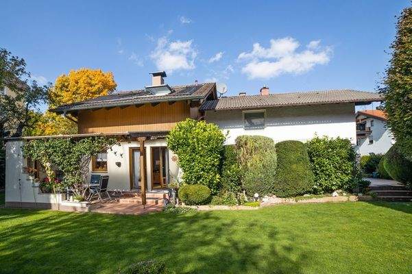 Blick vom Garten auf die Immobilien