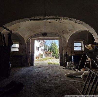 Gewölbehalle nach Außen Hofblick (2)