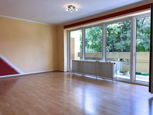 Wohnzimmer mit gesamter Fensterfront