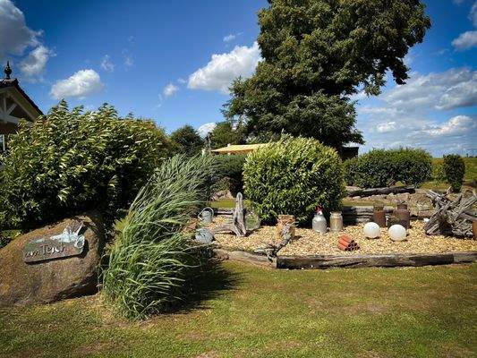 liebevoll, gestalteter Gartenbereich