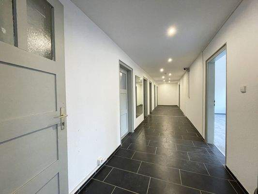 Verwaltungsbereich: Flur zwischen Halle 1 (links) und Halle 2 (rechts)