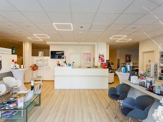 Kosmetikstudio / Cosmetic Studio