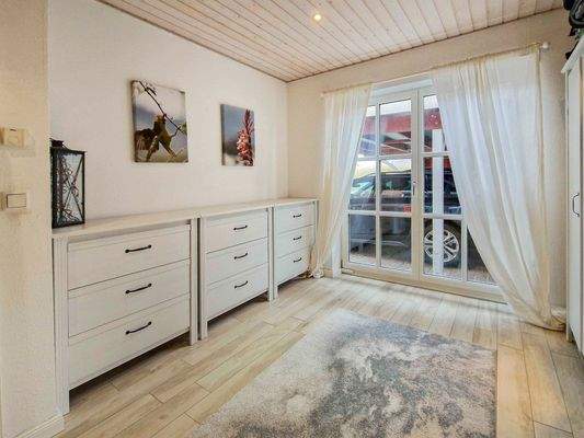 individuell nutzbares Zimmer im EG