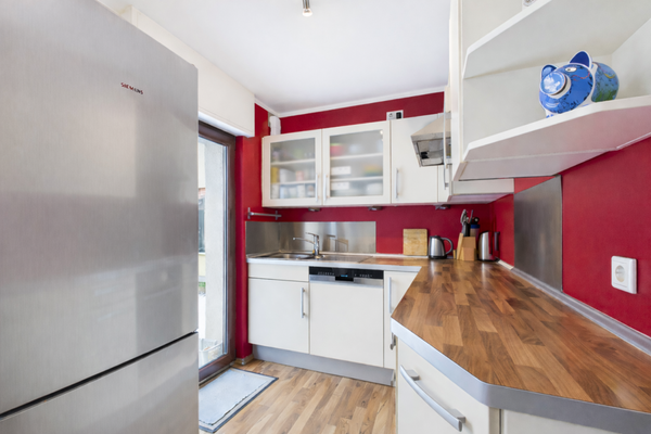 offene und helle Küche mit Übergang zum Garten