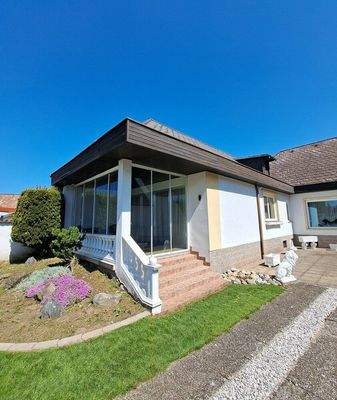 über Treppe vom Wohnbereich in den Garten