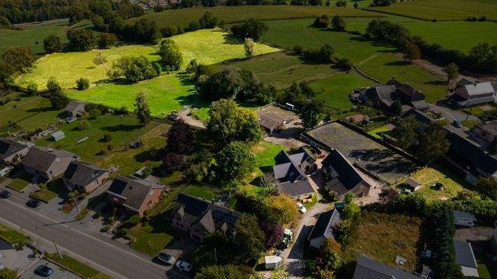 Anwesen und Land von oben