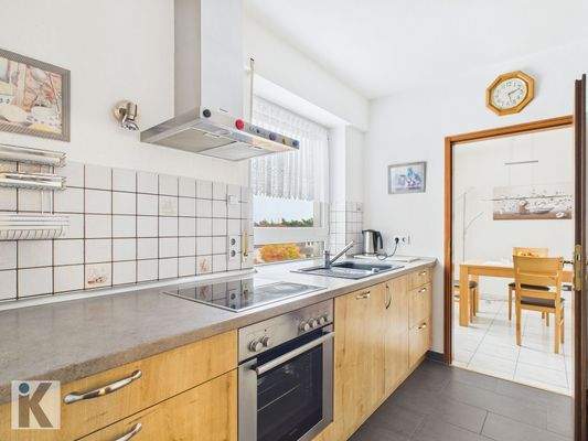 Küche mit angrenzendem Essplatz