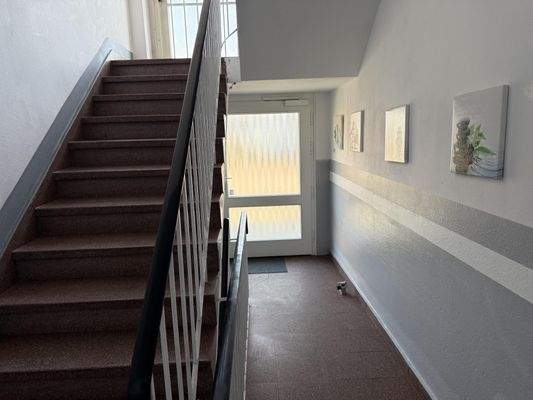 Treppenhaus mit Blick zur Haustür