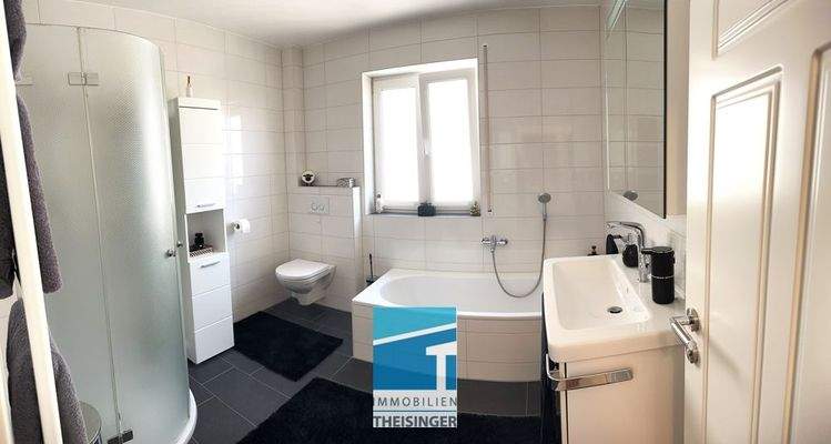 Badezimmer m. Wanne u. Dusche